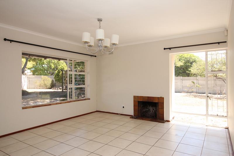 To Let 3 Bedroom Property for Rent in Meadowridge Western Cape